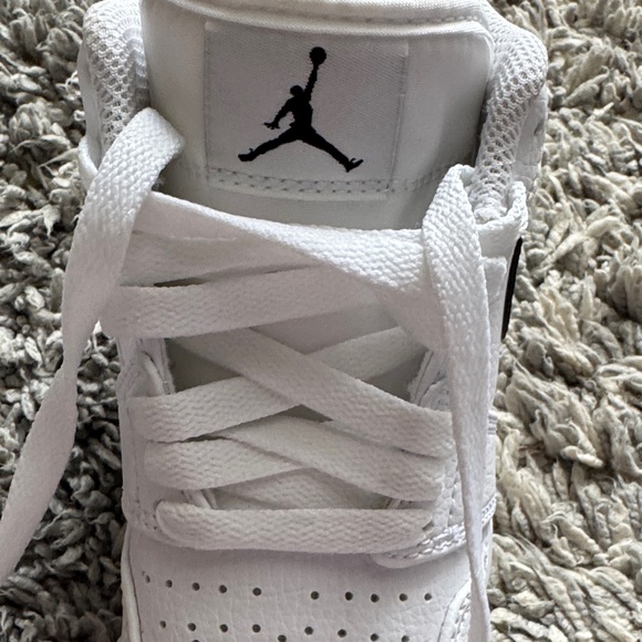 Nike child’s White and Black baseball ⚾️ Spikes - Picture 6 of 6